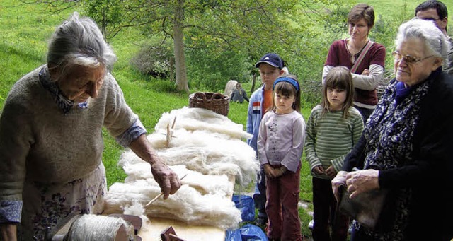 Was sich aus Schafwolle machen lsst, wird gern im Schneiderhof gezeigt  | Foto: . Privat