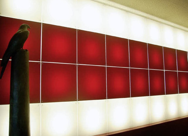 Hinter der Wandbeleuchtung im Foyer de...mlde des  Knstlers Stefan Bergmann.   | Foto: Kaiser