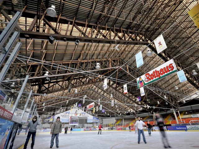 Die Zukunft der Eissporthalle im Freiburger Westen bleibt weiter offen.   | Foto: Ingo Schneider