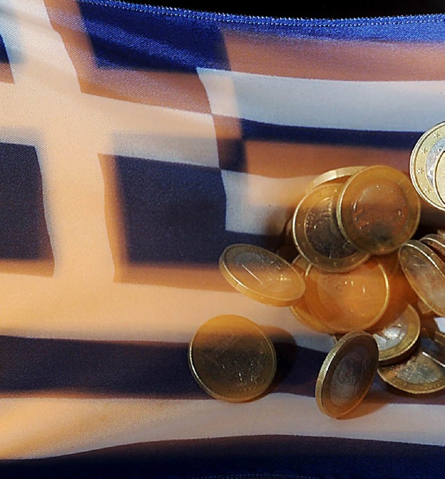 Die Griechen tragen ihre Euro in das Ausland.   | Foto: DPA