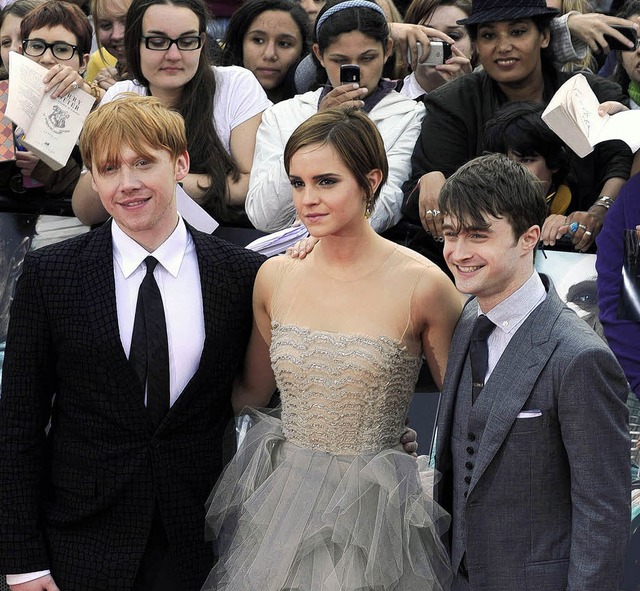 Rupert Grint, Emma Watson and Daniel R...stern auf dem roten Teppich in London   | Foto: afp