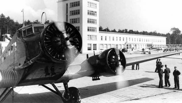 Die Aufnahme zeigt den Flughafen in Frankfurt am Main im Jahr 1936.   | Foto: dpa