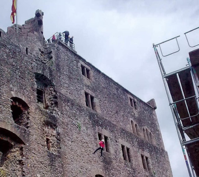 Da zittern die Knie: Abseilen an der Burgmauer   | Foto: Privat