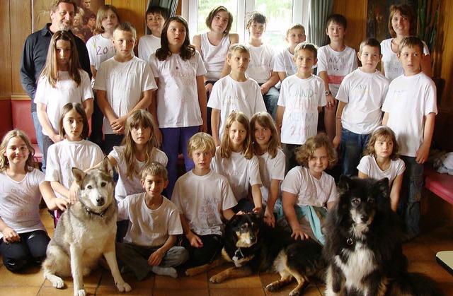 Klassenfoto  mit den Hunden Paul, Chic...hre Landschulheim-T-Shirts angezogen.   | Foto: Privat