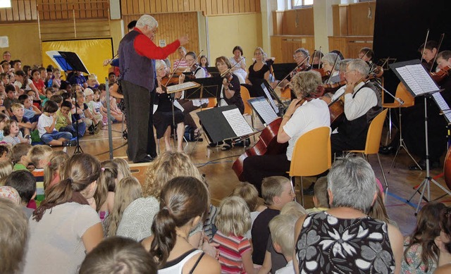 Aufmerksam verfolgten die Schwarzenber...das Konzert der musizierenden Lehrer.   | Foto: Linus Joos