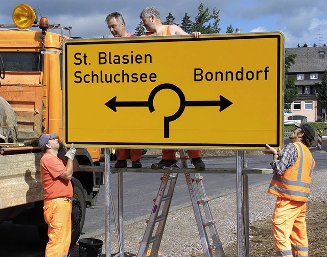 Hinweisschilder wurden von Mitarbeiter...uamtes schon  am Freitag aufgestellt.   | Foto: Wilfried Dieckmann