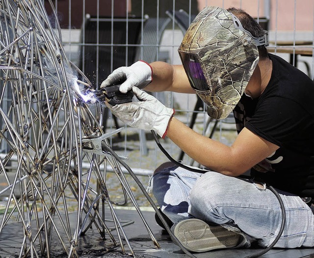 Schweitreibend: ngel Lara Vargas bei...er noch Live-Kunst in der Innenstadt.   | Foto: charlotte janz