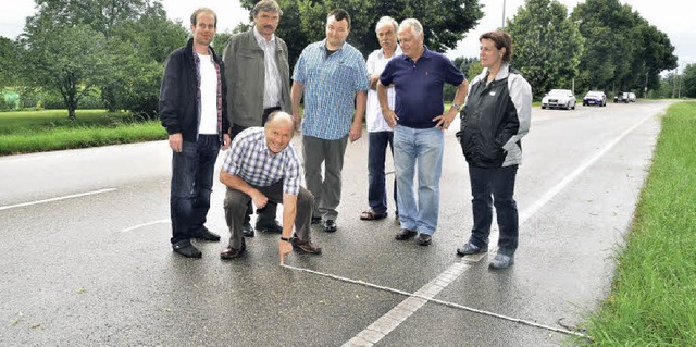 Ortstermin mit Ortschaftsrat: Der Radw... Radweg ist  etwa 80 Zentimeter breit.  | Foto: Dieter Erggelet