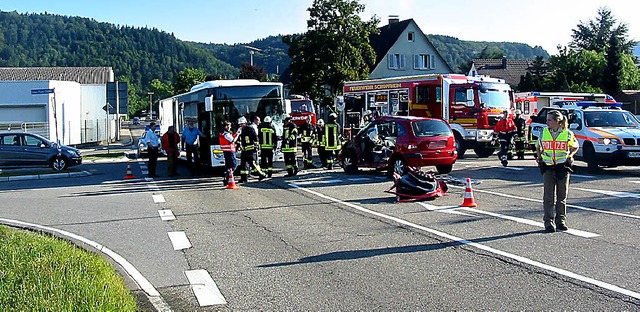 Lngere Zeit gesperrt war gestern Vorm...inwagenfahrerin wurde schwer verletzt.  | Foto: Feuerwehr