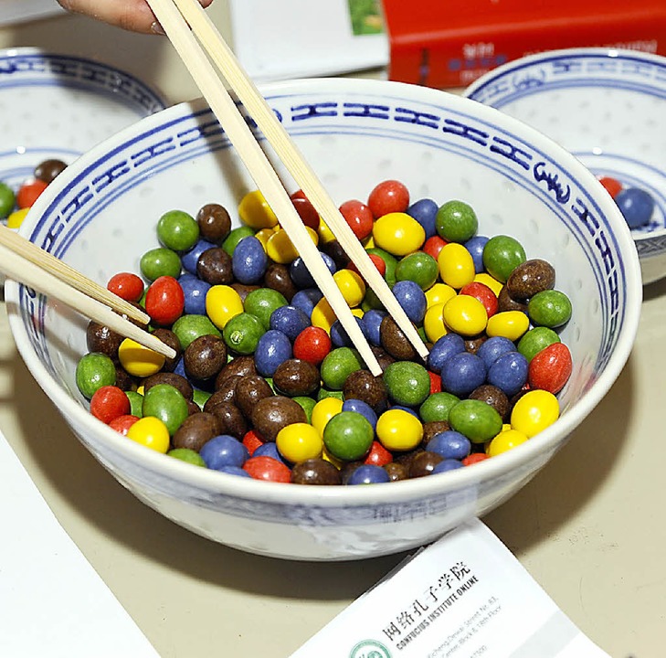 M &amp; Ms mit Stbchen essen  | Foto: Ingo Schneider