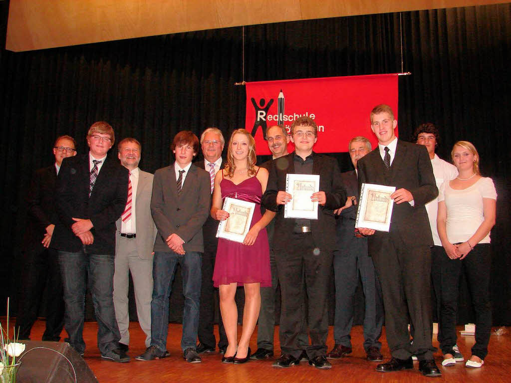 Die Preistrger und ihre Sponsoren von links Manuel Willmann (WST), Manuel Faller (NWA-Preis), Horst Oster (Fa. Fhrenbach), Benjamin Hohloch (beste Prfung, Deutsch- und Englisch-Preis) Brgermeister Norbert Brugger, Janine Frank (Sozialpreis), Georg Mayer (Wirtschaftsverbund), Andreas Mayer (Sozialpreis), Rektor Wolfgang Jarvers, Edwin Ditz (Sozialpreis) mit den beiden Klassensprechern.