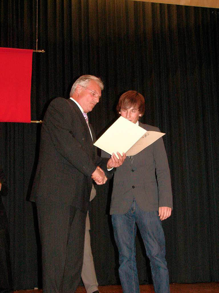 Abrumer des Abends: Benjamin Hohloch erhielt von Brgermeister Norbert Brugger den Preis der Stadt Lffingen fr die beste Ahbschlussprfung. Auch lieferte er das beste Notenergebnis in Deutsch und Englisch.