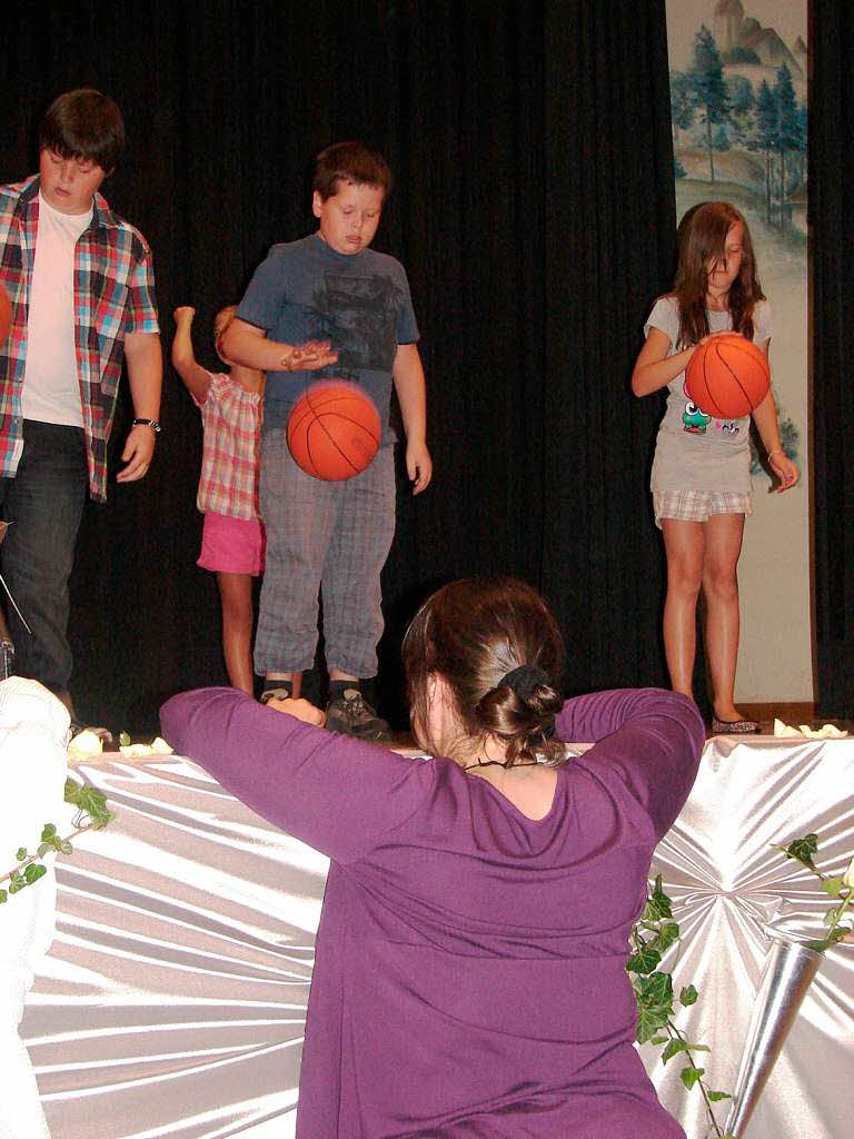 Ball Performance "Rhythm Balls" derKlasse 5B unter Leitung von Eugenia Hagen (vorne).