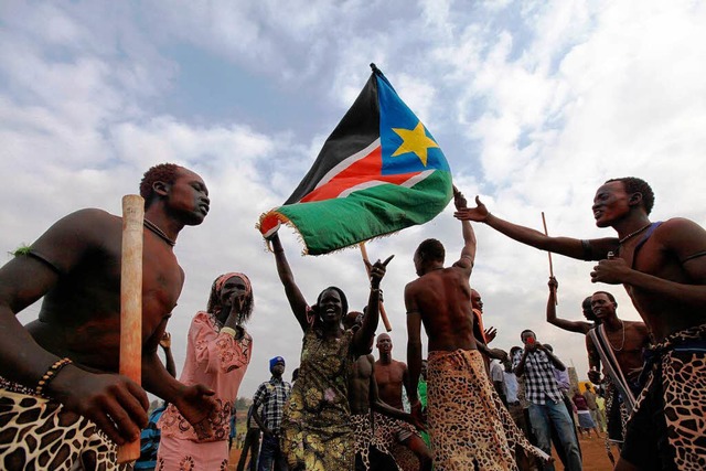 Die Menschen im Sdsudan feiern mit der neuen Flagge die Staatsgrndung.  | Foto: dpa