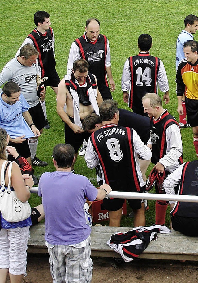 Freude:  Hier die Teams der &#8222;Alten Herren und Altstars&#8220;.  | Foto: Morath