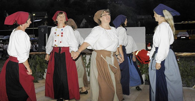Die historische Tanzgruppe &quot;sprin...tdtles unter dem Hohenlupfen-Schloss.  | Foto: Dietmar Noeske