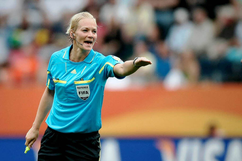 Eine Deutsche knnte vom Aus profitieren: Schiedsrichterin Bibiana Steinhaus wrde gerne das WM-Finale pfeifen..