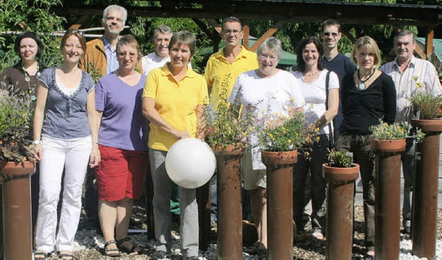 Ulrike und Karl-Martin Schott (im gelb...chs Vereine und soziale Einrichtungen.  | Foto: Gerda Oswald