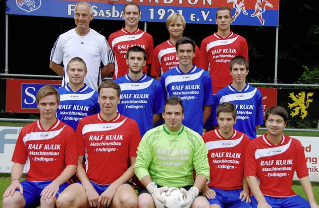 Die bei der Mannschaftsvorstellung des... weien T-Shirt Trainer Uwe Gleichauf.  | Foto: Roland Vitt