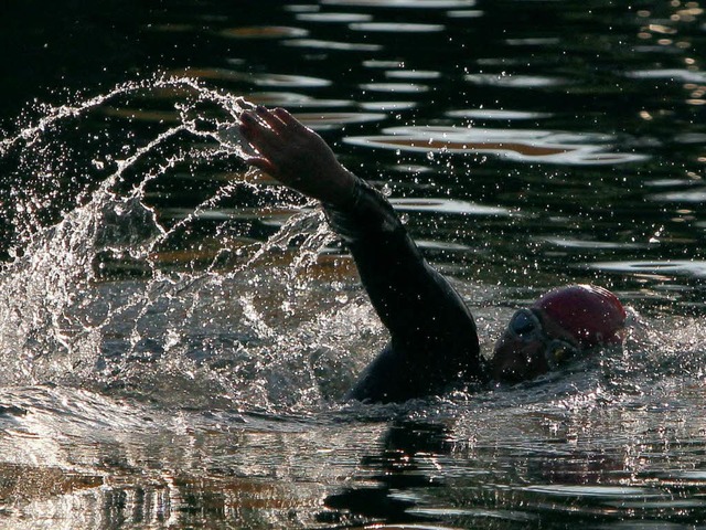 Triathlet im Wasser.  | Foto: dpa