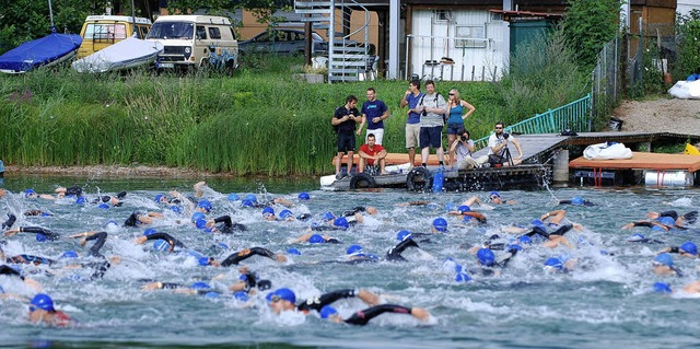 Rein ins khle Nass &#8211; und ab gin...hwimmen war Teil eins des Triathlons.   | Foto: gertrude siefke