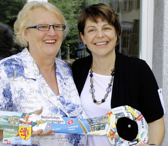 Silvia Blaser (links) hat den Schlsse...ehrsbro an Monika Wissler bergeben.   | Foto: von Appen