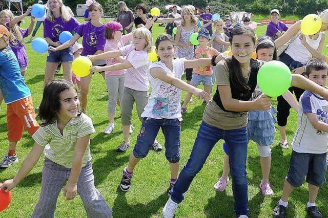 Hunderte Kinder spielen gerne mit