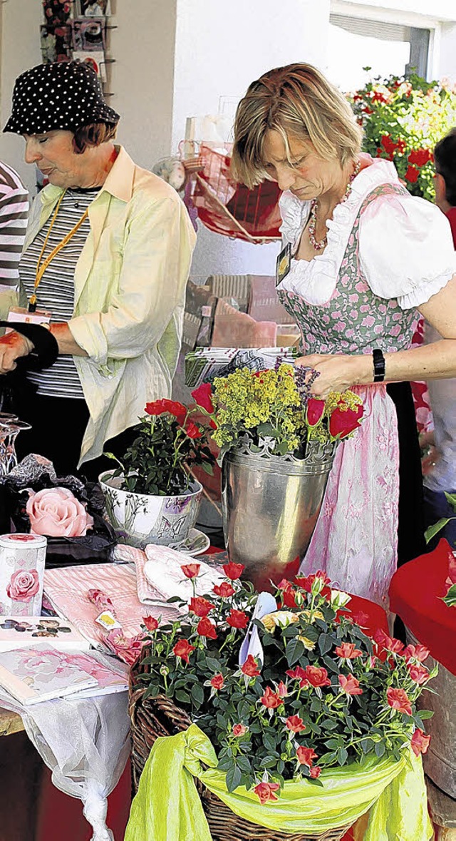 Die Qual der Wahl:  Besucherinnen beim Rosenmarkt.   | Foto: LETSCHE