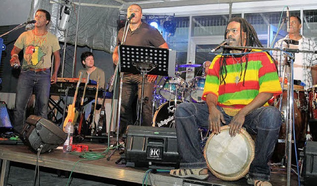 Stan Miloch von Fwegat als Drummer auf...em typischen Instrument auf Martinique  | Foto: Dagmar Barber