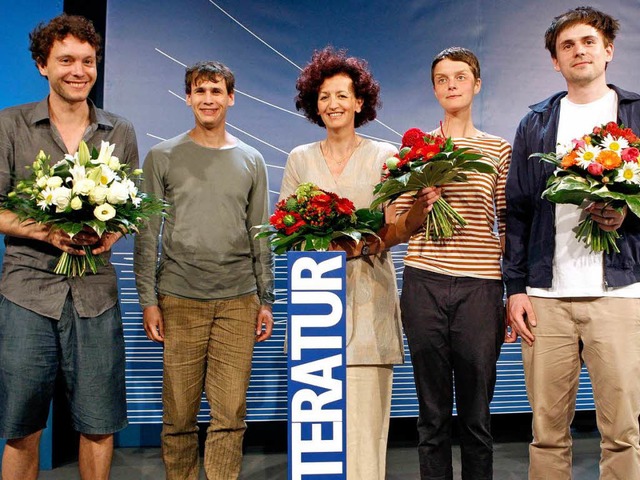 Gewinnerin Maja Haderlap (Mitte) mit T...en Popp, Nina Bussmann und Leif Randt   | Foto: dpa