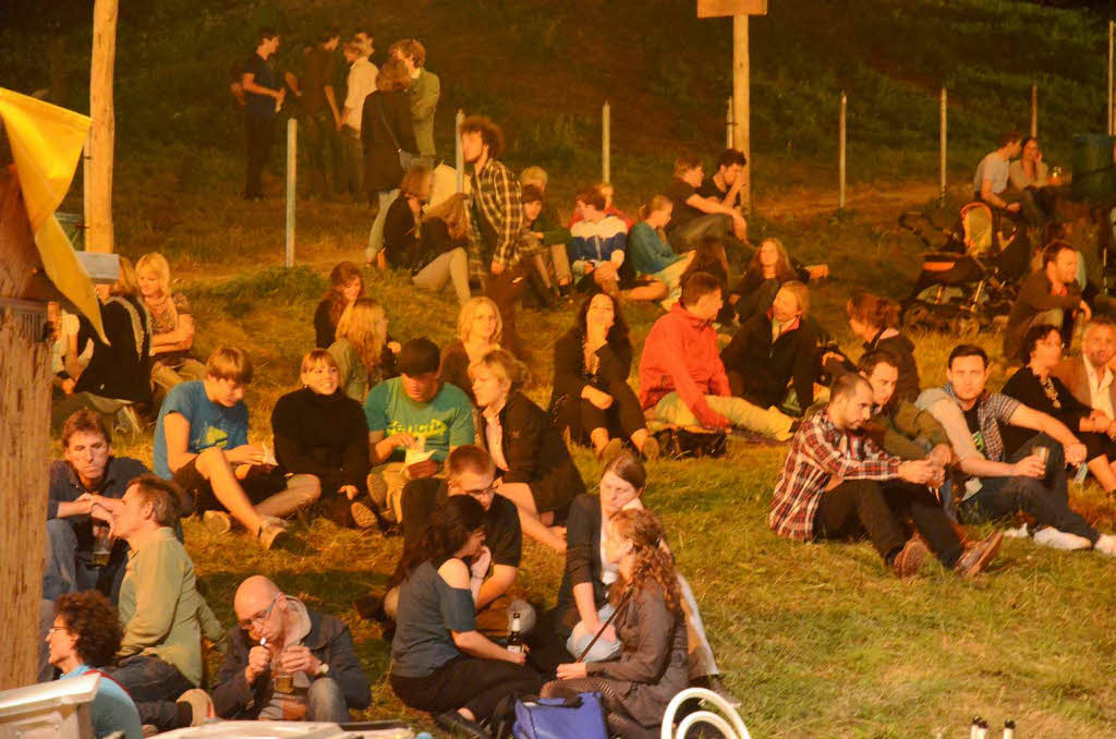 Eine der Sachen, die man in Freiburg gemacht haben muss: Auf den Wiesen beim ZMF sitzen und den Klngen der Konzerte lauschen