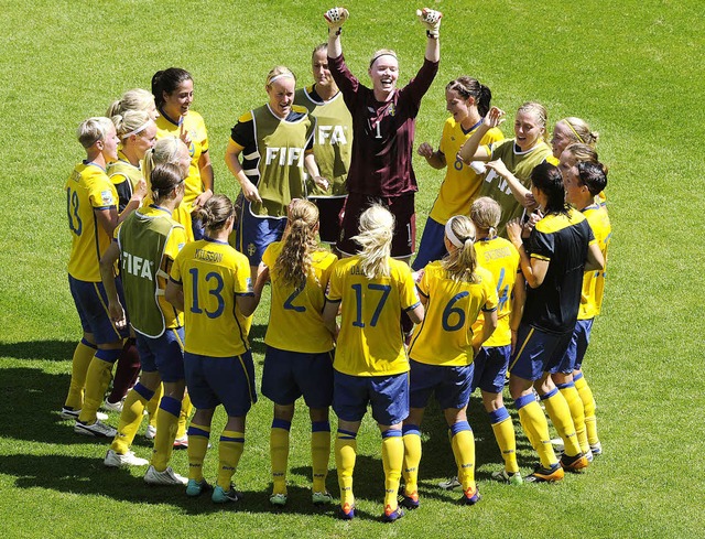 Die Schwedinnen feiern den Halbfinaleinzug tanzend.   | Foto: afp
