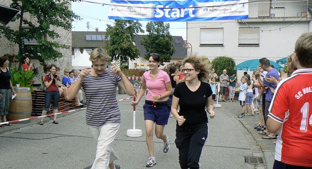 Mit viel Eifer und Spa rannten die Erwachsenen beim Maxilauf viele Runden.   | Foto: terese ehrle