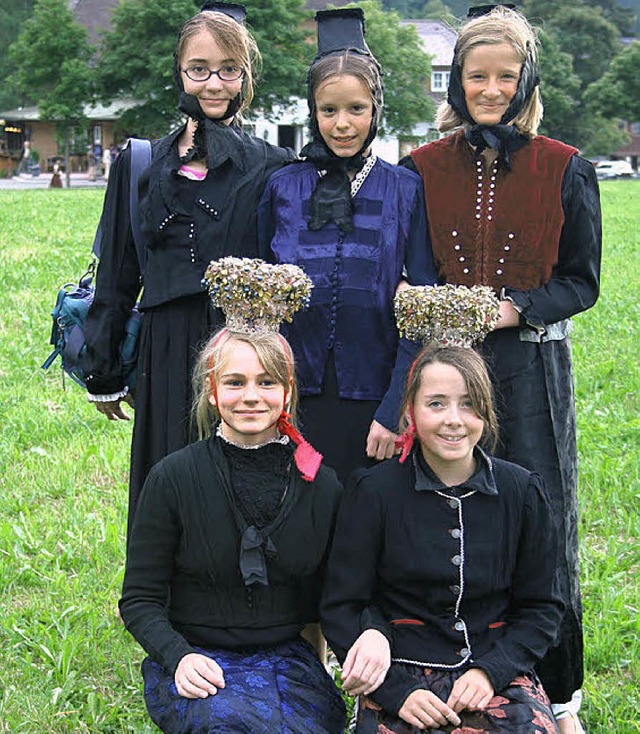 Mdchen-Quintett in historischer Trach..., Hannah Harland und Johanna Jacober.   | Foto: Dieter Maurer