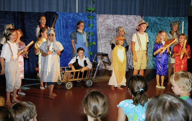Die Kinder beim Schlusslied des Musikt...8222;Hans und die Zauberbohne&#8220;.   | Foto: Eva Korinth