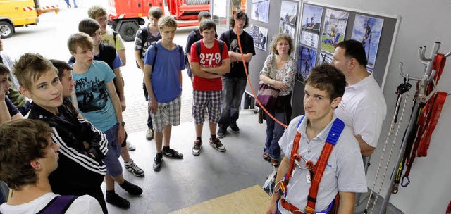 Jugendliche machen sich ein Bild vom Beruf des Elektronikers.   | Foto: Christoph Breithaupt