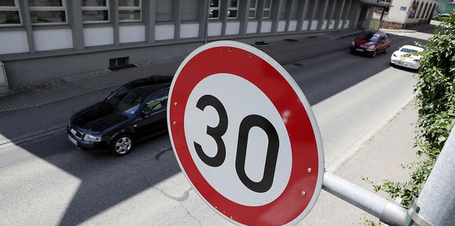 Auf der Turmstrae gilt  Tempo 30,  um...ren der Strae gefahrloser zu machen.   | Foto: chr. breithaupt