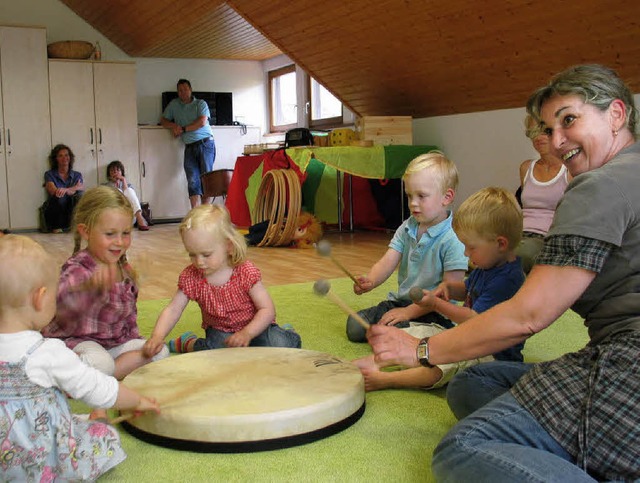 Im neuen Musikschulhaus prsentierte s...e Kleinsten mit Lehrerin Ditrun Szabo.  | Foto: Eva Weise