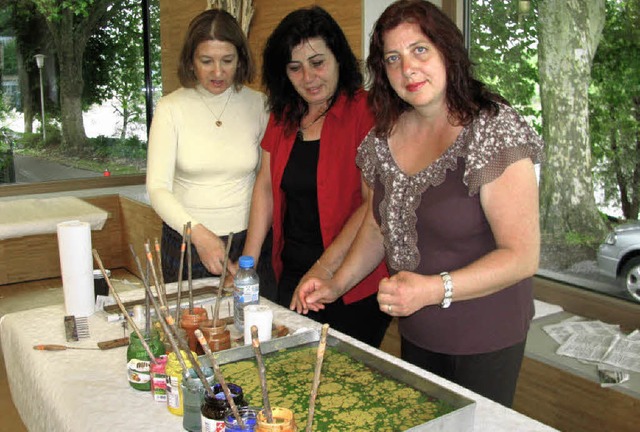 Ayse Glser, Ayla Kk und Selma Yagano...s) zeigen die Kunst der Ebru-Malerei.   | Foto: Michael Gottstein