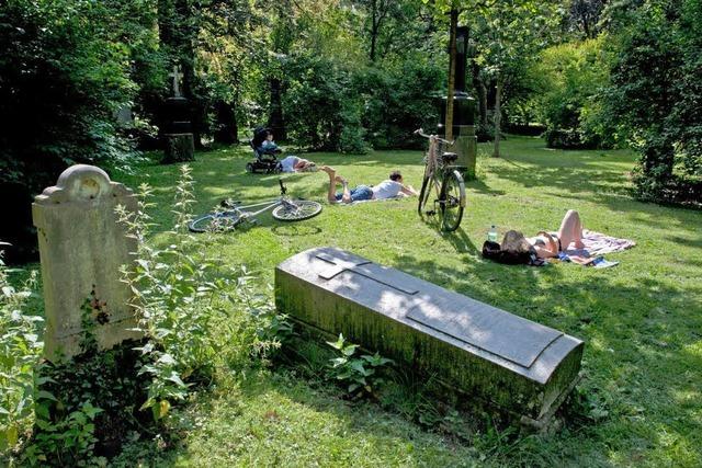 Picknick zwischen Grabsteinen