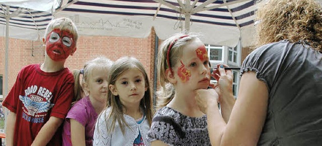 Die Kinder standen Schlange, um sich a...er Blumenmdchen schminken zu lassen.   | Foto: Ounas-Krusel