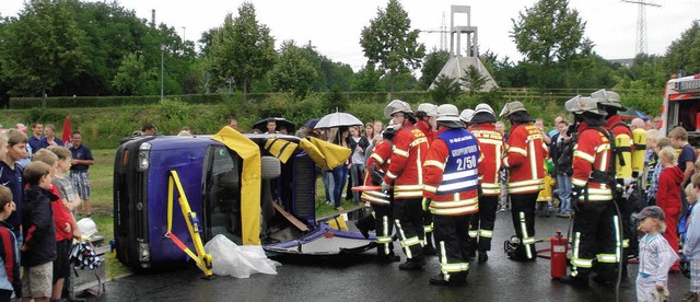 Einlagen wie eine Unfallrettungsbung ...lick in die Arbeit der Rettungskrfte.  | Foto: Steineck