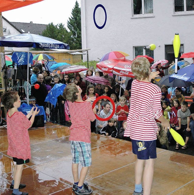 Sommerfest der Tllinger Hhe:  Ob mit...oder  Keulen, jonglieren macht Spa.    | Foto: Britta Wieschenkmper