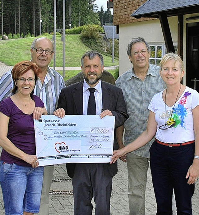 Bei der Scheckbergabe: Elke Fendler (... Maier, Dirk Feltes und Karin Lischer   | Foto: Privat