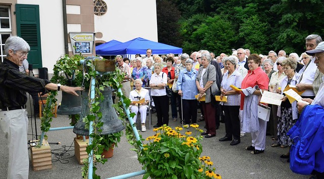 Benno Westermann (links) erklrt die Glocken.   | Foto: Martina Weber-Kroker