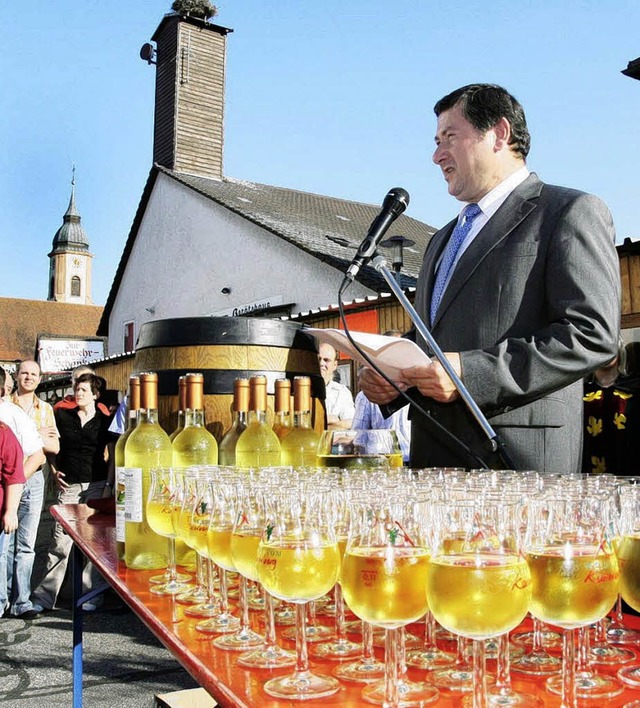 Wein gehrt zum Ringsheimer Wein- und ...hr in Unmengen kostenlos ausgeschenkt.  | Foto: Hiller