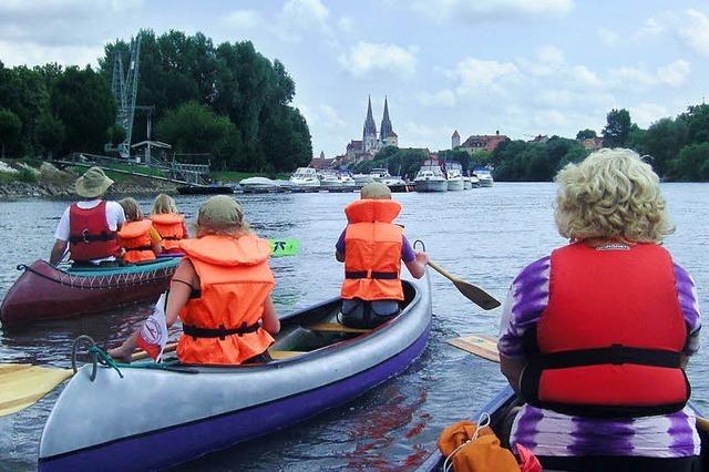 ENTER: Vier Zwillinge auf Donau-Paddeltour mit Papa, Oma und Opa