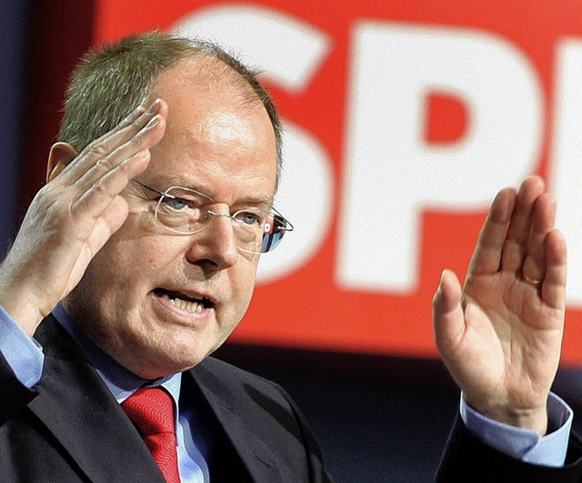 Peer Steinbrck  bringt sich als Kanzlerkandidat der SPD selbst ins Spiel.  | Foto: dpa