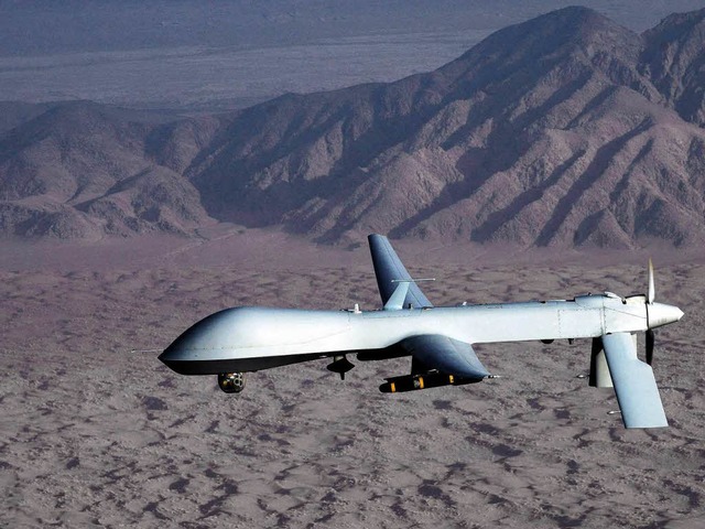 Ferngesteuerte Drohnen nehmen in den T...stndische und Terroristen ins Visier.  | Foto: dpa