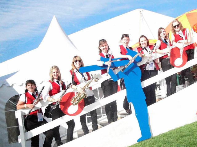 Acht Burkheimer Musikerinnen waren beim Weltrekordversuch  in der Schweiz dabei.  | Foto: privat